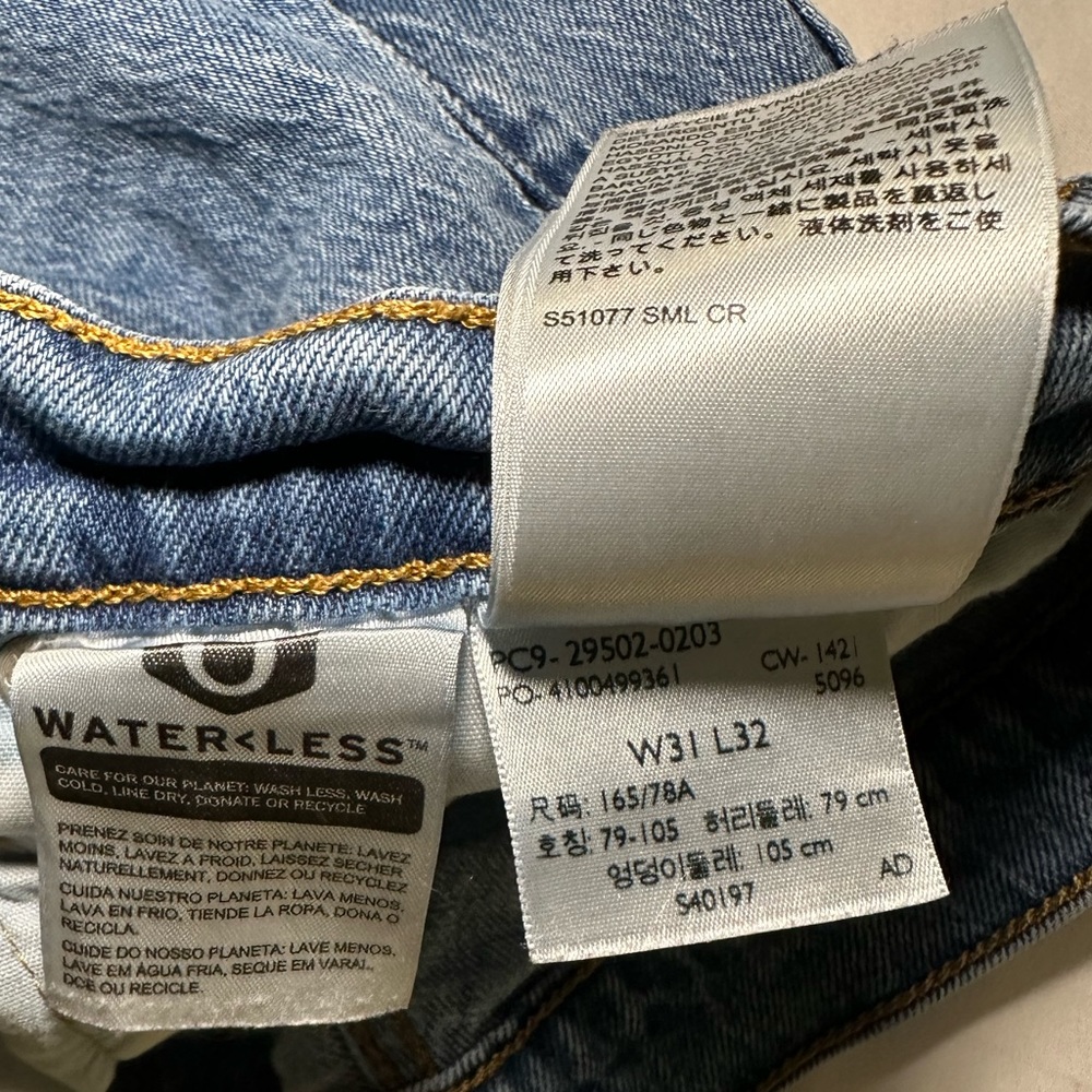 LEVI RIPPED HIGH RISE MOM JEANS - Picture 3 of 4